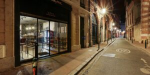 découvrez le meilleur bar à jeux de toulouse, un lieu convivial pour partager des moments ludiques entre amis autour d'une large sélection de jeux de société et de boissons.