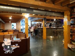 découvrez le meilleur bar à jeux de montpellier : un lieu convivial pour partager des moments ludiques autour d'une sélection impressionnante de jeux de société et de boissons.