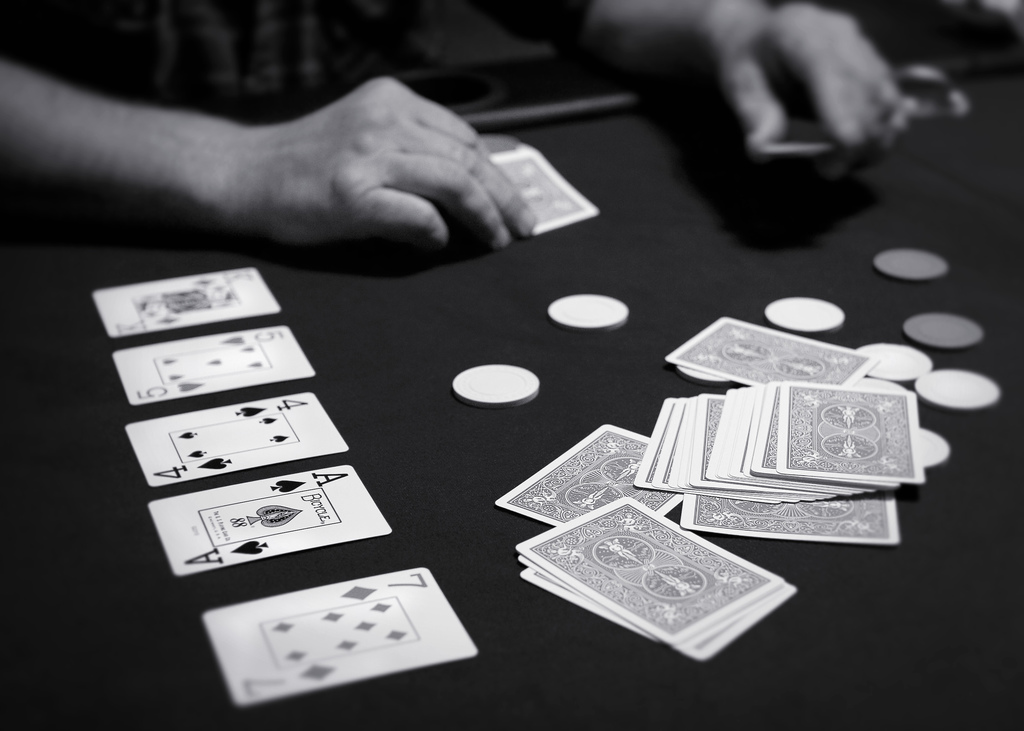 découvrez les bases du poker français, apprenez les règles, les stratégies essentielles et améliorez votre jeu pour devenir un joueur accompli.